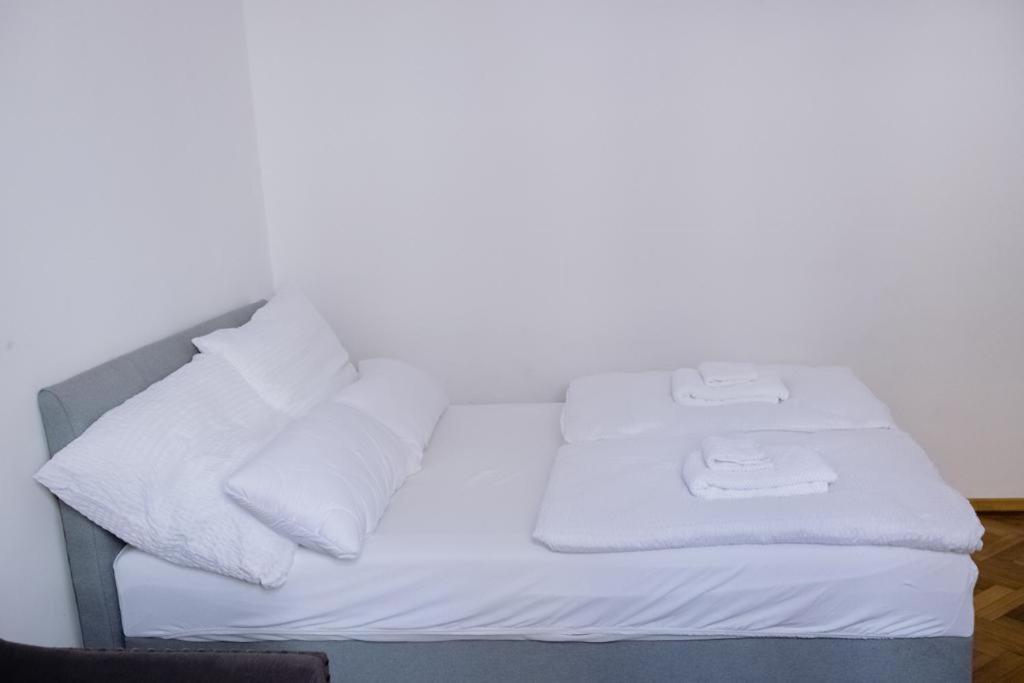 ☆ Bulevard Apartments ☆ Arad Esterno foto